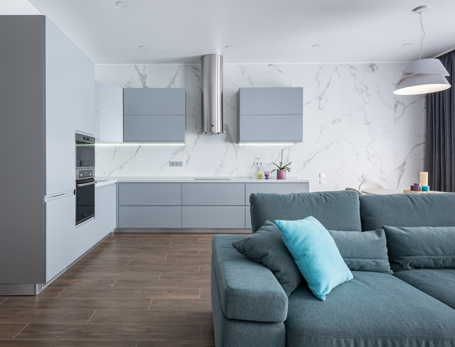 Vivienda con suelo de cerámica de color marrón.